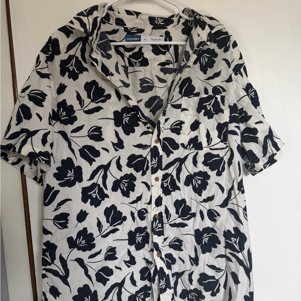 Old Navy Men's White and Navy Blue Floral Shirt‎